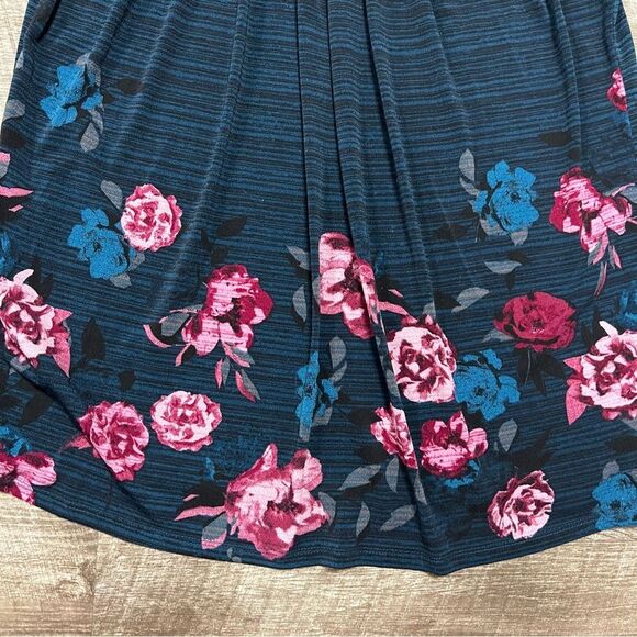 Elle Pleated Front Tank Top Size Medium - Picture 2 of 8